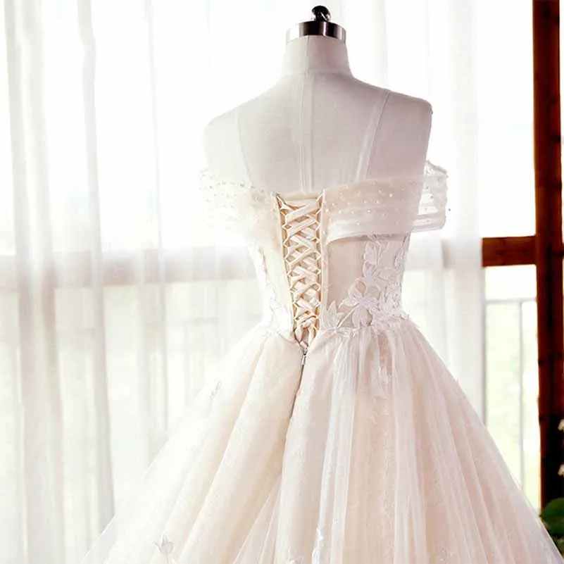 Ball Gown Sweetheart Court Train Lace Wedding Dresses With Appliques Lace